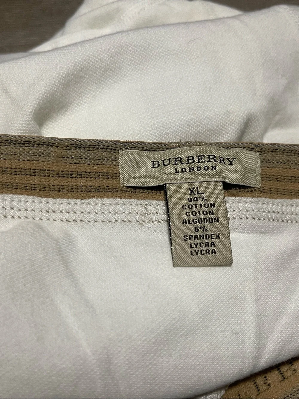 Burberry White Boxer-Style Women’s Shorts with Signature Stripe Waistband